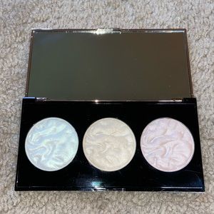 🌷NWOT❗️ Makeup Revolution 3 Shade Strobe Lighting Highlighter Palette